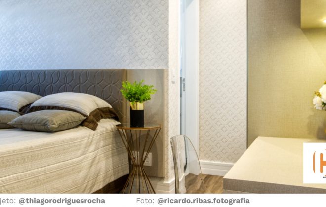 Foto de um quarto de casal com móveis planejados de alto padrão