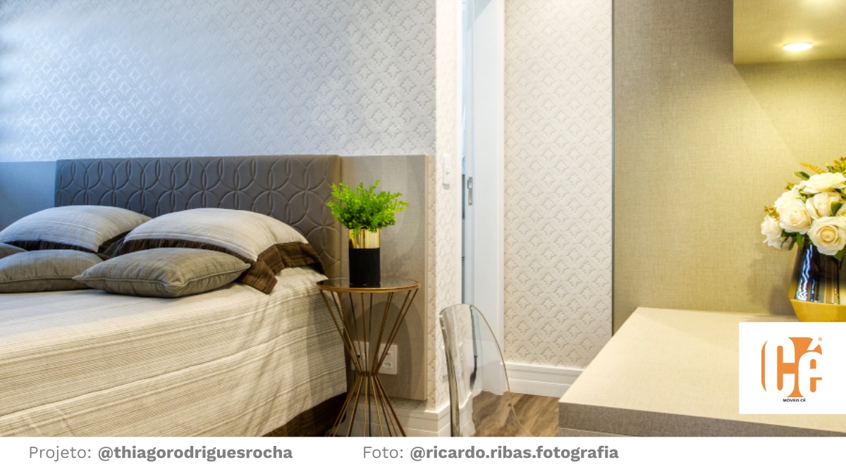 Foto de um quarto de casal com móveis planejados de alto padrão