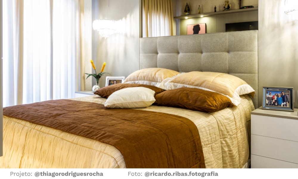 Foto de uma cama de casal em um quarto com móveis planejados de alto padrão
